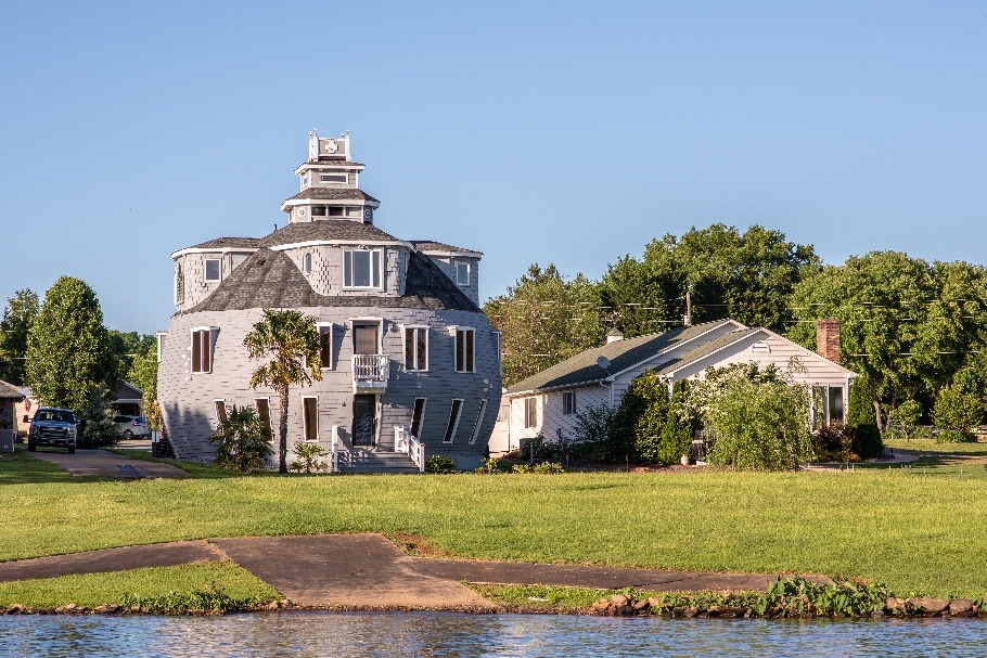 How to Make a Fortune Selling Ugly Houses (Even in a Pretty Neighborhood)